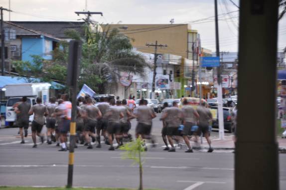 Cadetes da PM correm pelas ruas de Macapá - AP